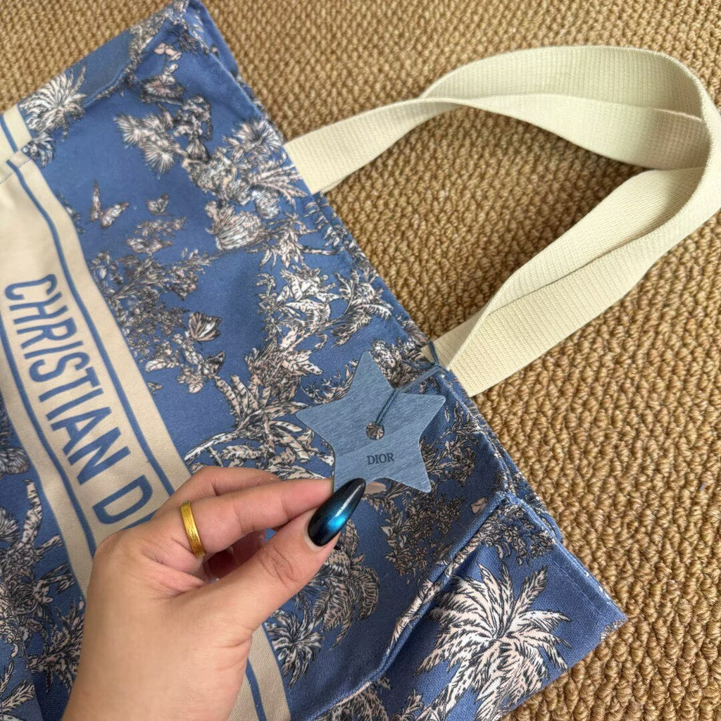 Dior Summer Limited | Get hold of this thoughtful gift! Butterfly printed tote bag with five pointed star pendant, single shoulder, hand-held bag
