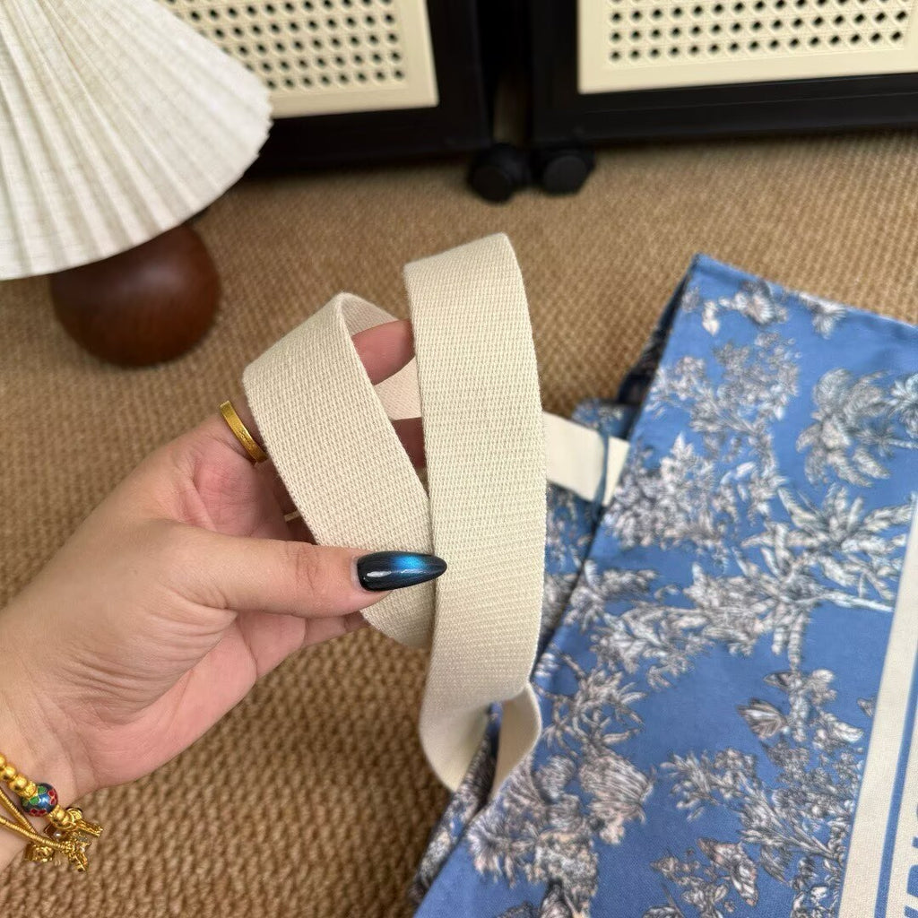 Dior Summer Limited | Get hold of this thoughtful gift! Butterfly printed tote bag with five pointed star pendant, single shoulder, hand-held bag