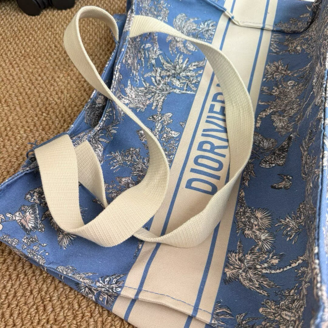 Dior Summer Limited | Get hold of this thoughtful gift! Butterfly printed tote bag with five pointed star pendant, single shoulder, hand-held bag